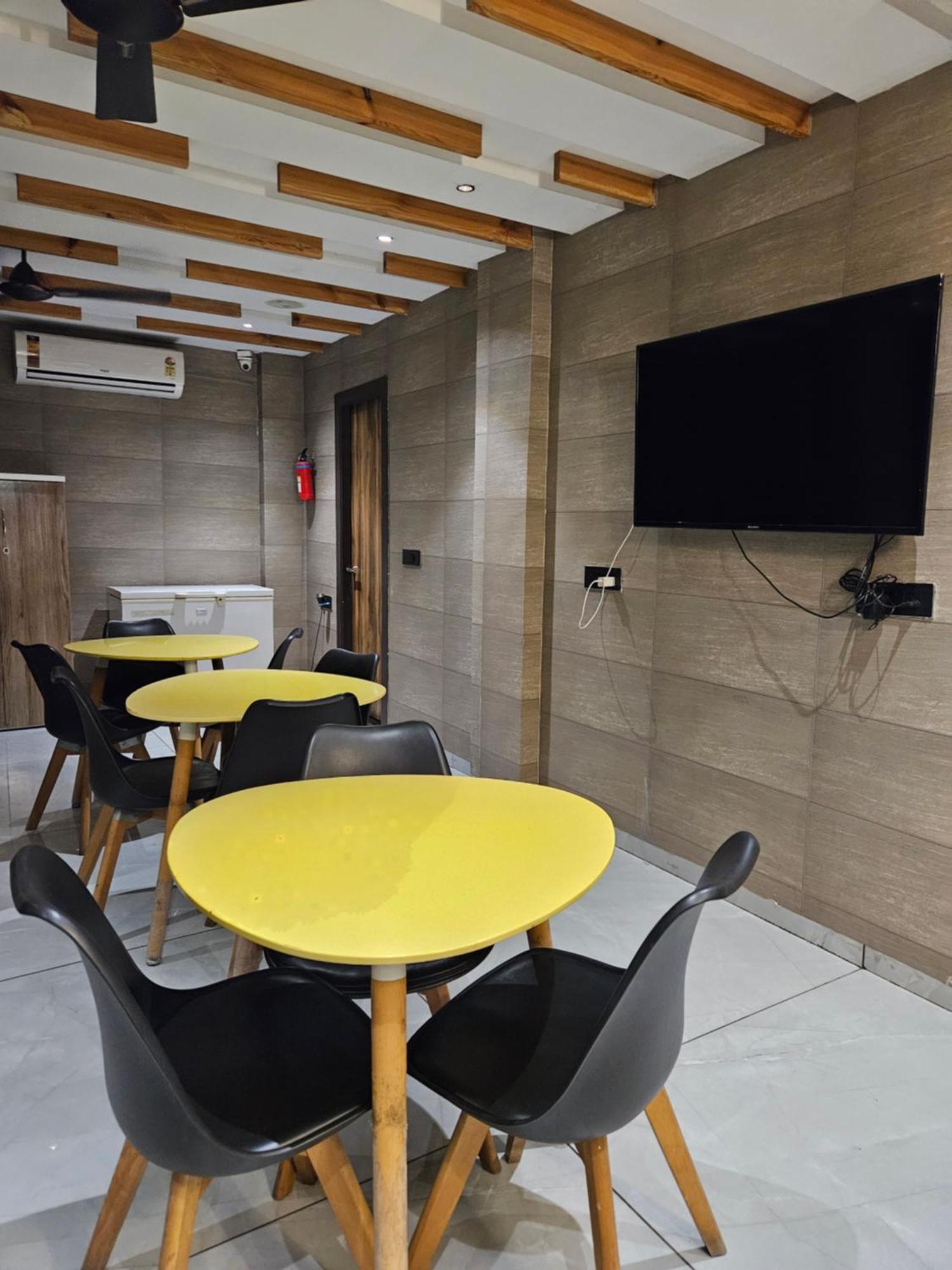 Stayez Studio Apartments Индаур Экстерьер фото
